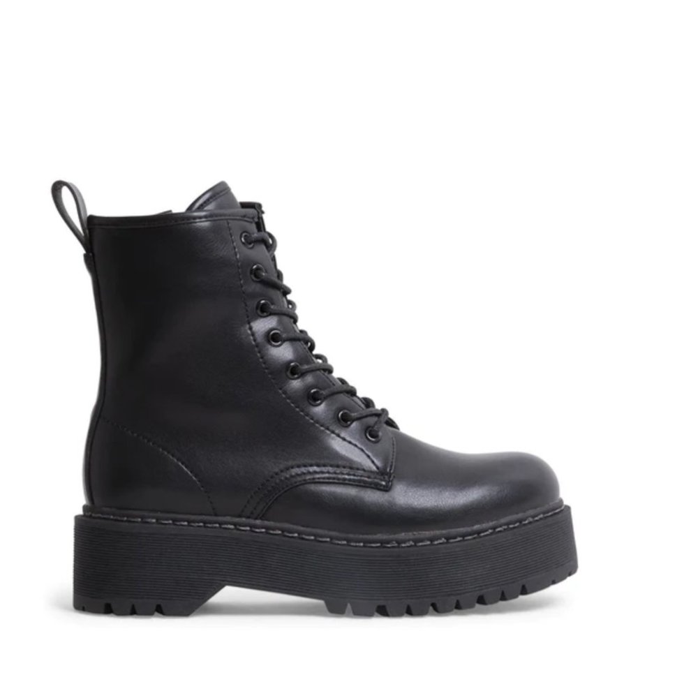 STEVE MADDEN Bettyy Black Boots Size 8 NWT